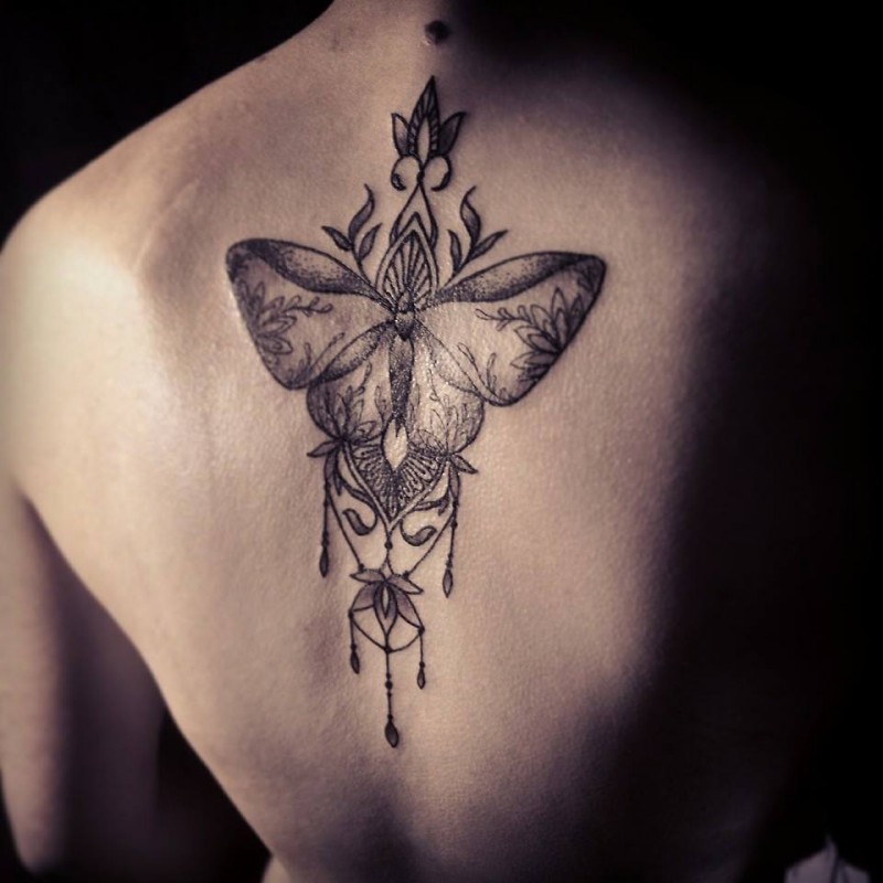 Style de point peint par Caro Voodoo tatouage dos de grand papillon conçu avec des fleurs