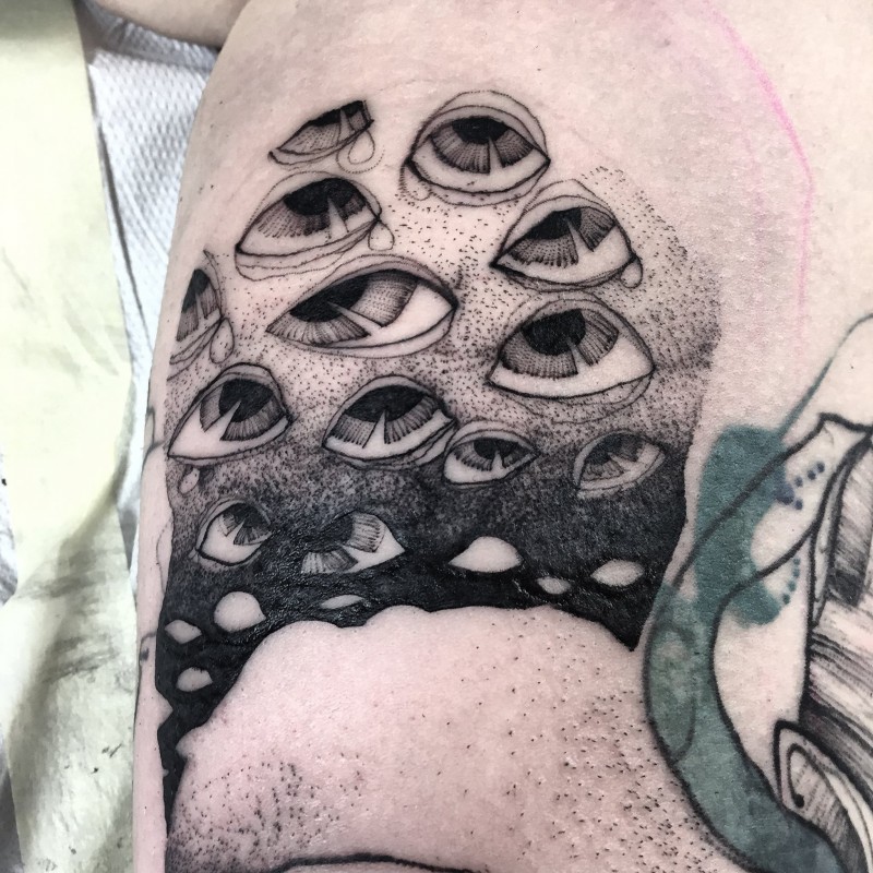 Estilo pontilhado pintado por Joanna Swirska tatuagem de olhos psicodélicos
