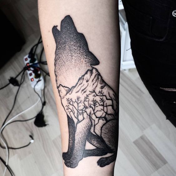 Dot estilo lobo em forma de tatuagem de antebraço estilizado com montanhas