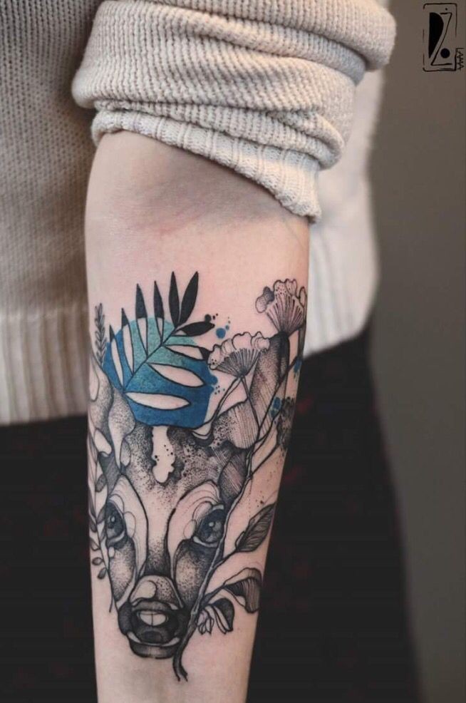Dot trabalho estilo tatuagem braço colorido de veados com flores