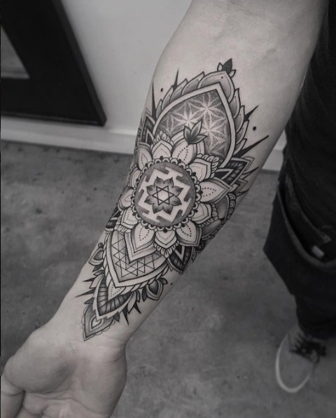 Tatuaggio di grandi dimensioni con avambraccio stile di lavoro creativo con ornamento floreale