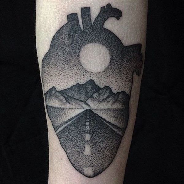 Tatuaje del brazo de tinta negra del estilo Dotwork del corazón humano estilizado con el camino del desierto