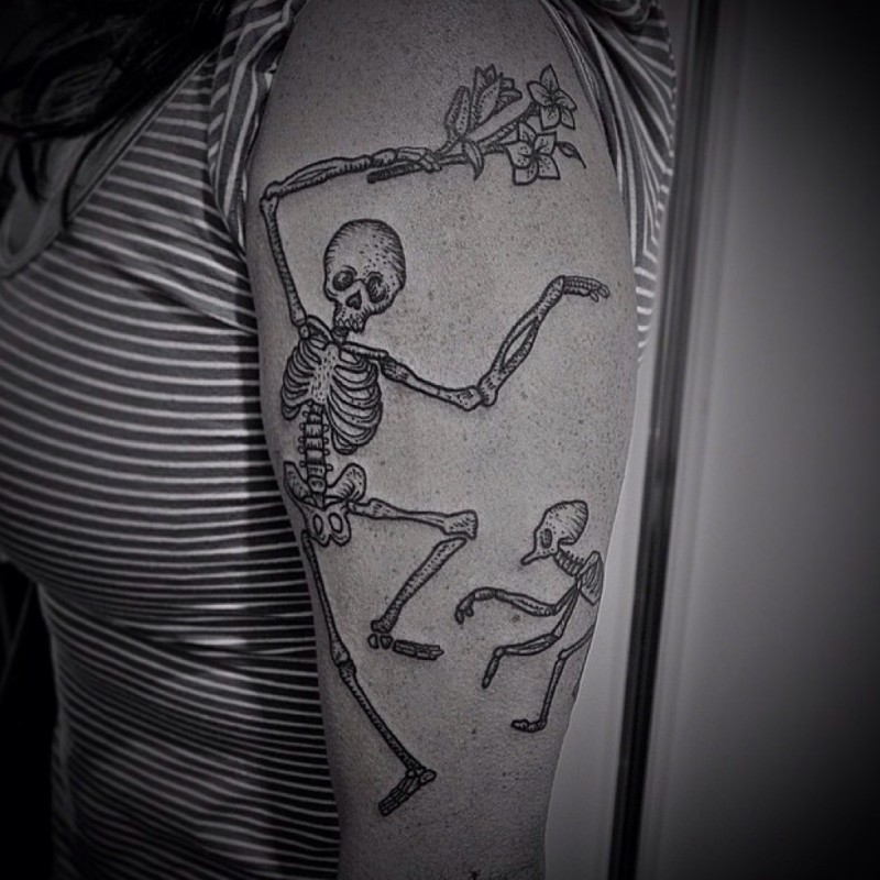 Dotwork estilo tinta negra brazo tatuaje de esqueleto bailando con flores