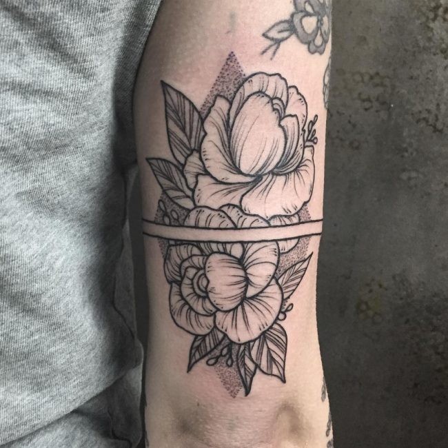 Tatuaggio del braccio superiore in inchiostro nero stile Dotwork di rose divise
