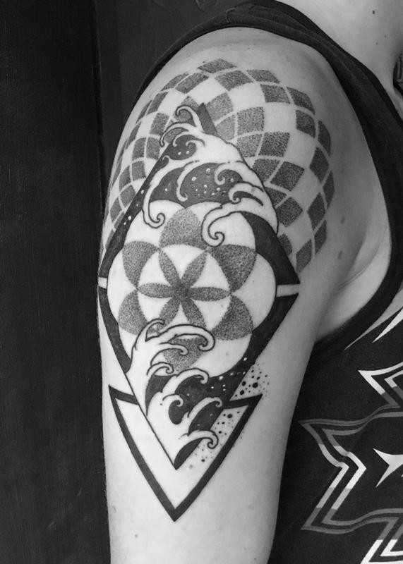 Tatuaggio di grandi onde con ornamenti geometrici in stile dotwork