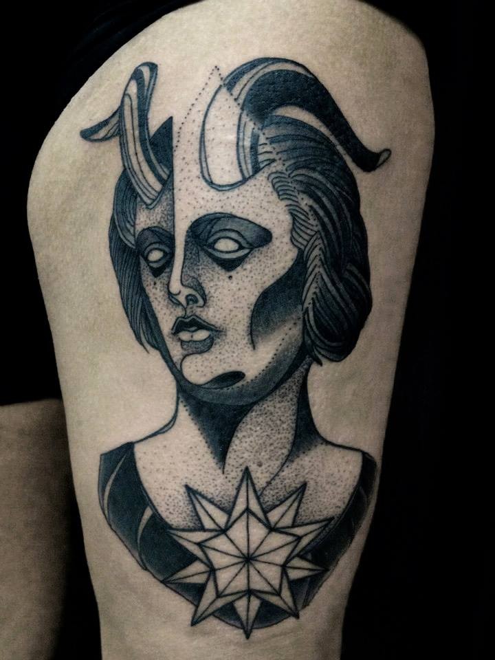 Dotwork estilo místico buscando pintado por Michele Zingales muslo tatuaje de mujer demoníaca con gran estrella
