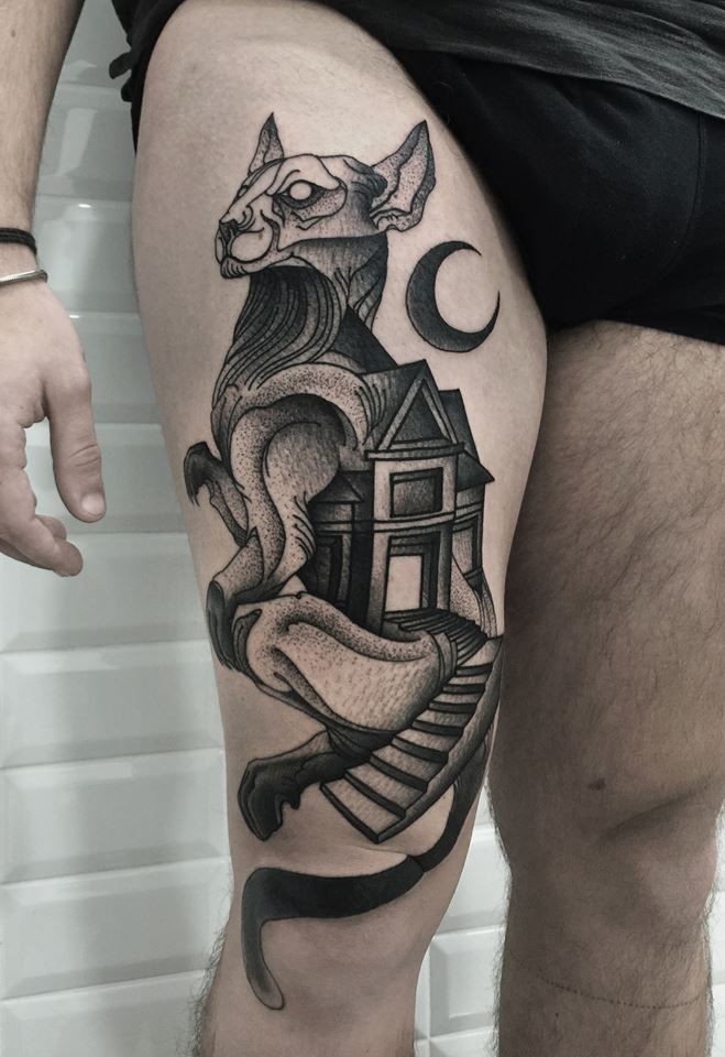 Simpatico stile dotwork dipinto da Michele Zingales coscia il tatuaggio del gatto combinato con la vecchia casa