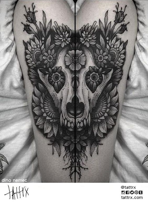 Tatuaggio del braccio superiore dipinto di stile dotwork con teschio animale abbinato a fiori di Dino Nemec