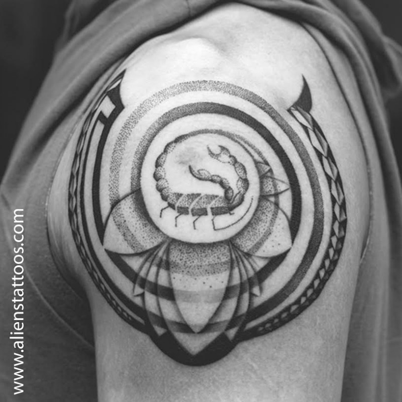 Dotwork estilo inusual diseñado brazo superior tatuaje del emblema estilizado con escorpión
