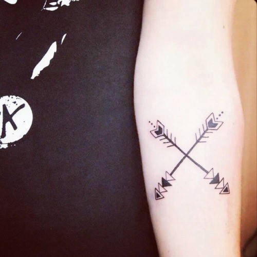 Tatuaje en el antebrazo, flechas geométricas cruzadas - Tattooimages.biz