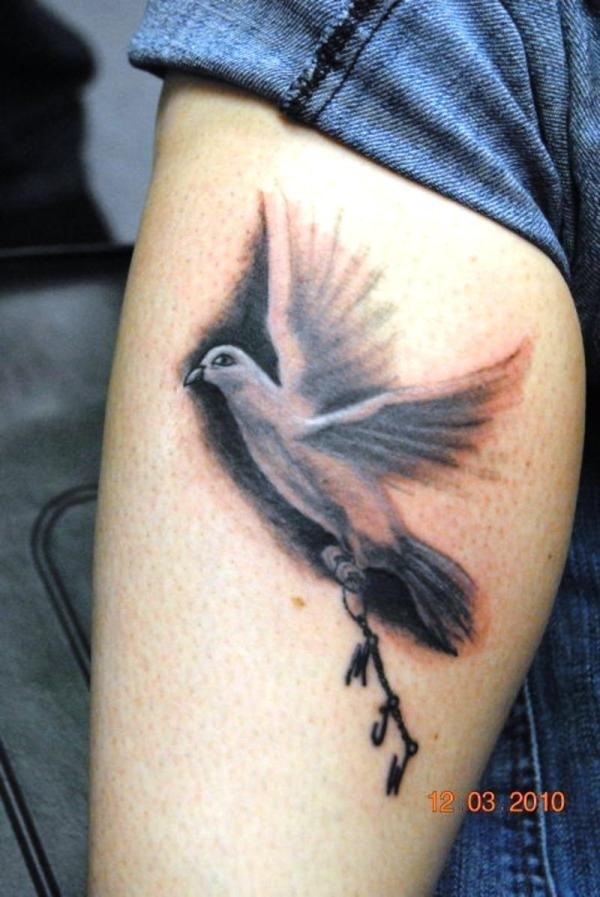 Tatuaggio sulla gamba il colombo che vola