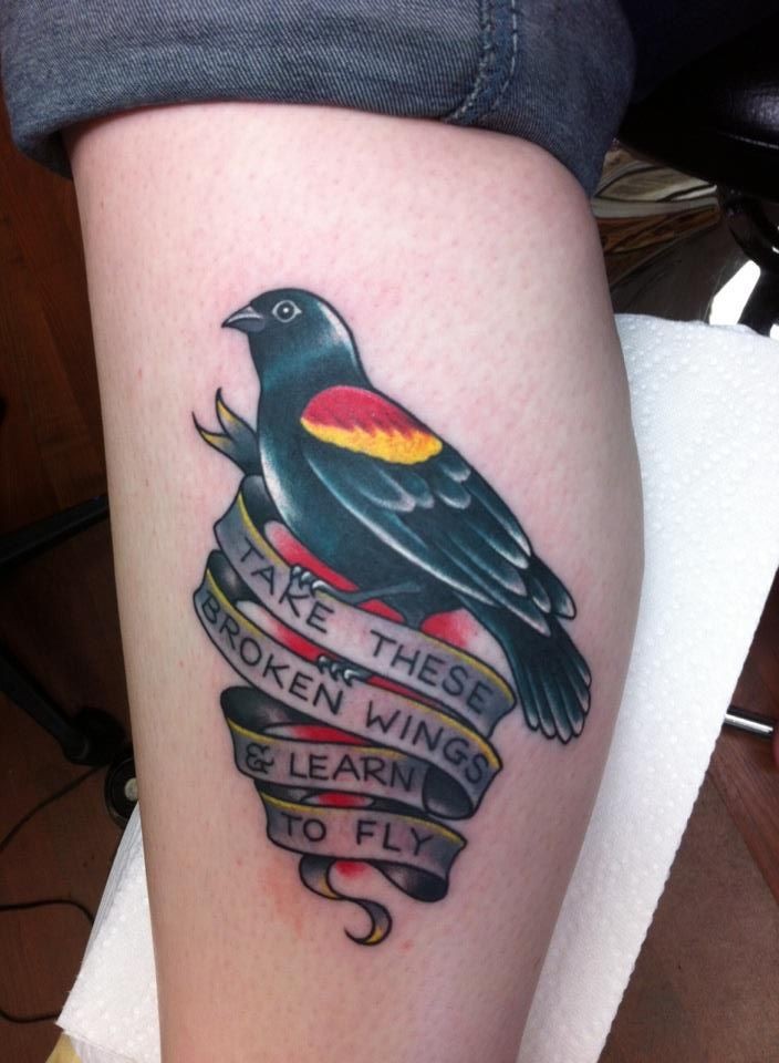 Tatuaje en la pierna, ave y inscripción