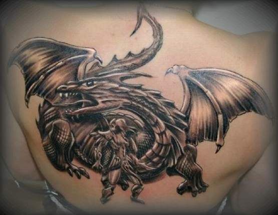 Tatuaje en la espalda, dragón salvaje y cazador
