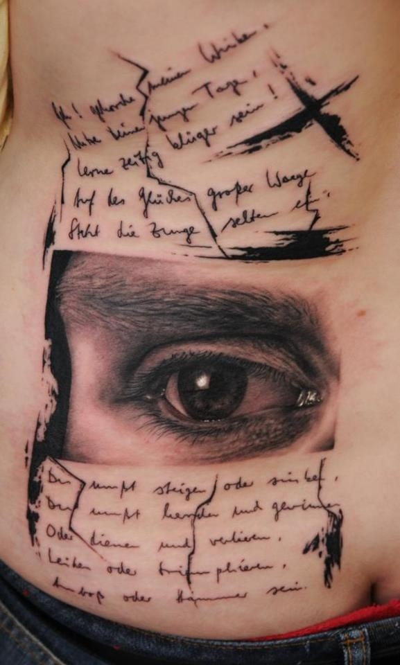 drammatico disegno inchiostro nero manoscritto con occhio realistico tatuaggio su parte bassa della schiena