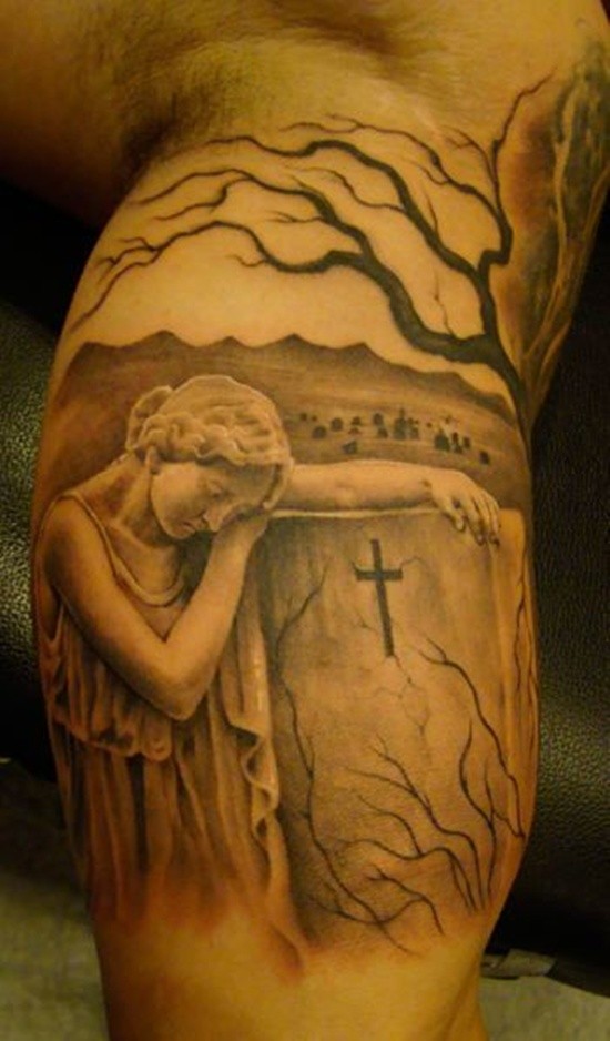 Tatuaje en el brazo, mujer trágica en lápida, colores negro blanco