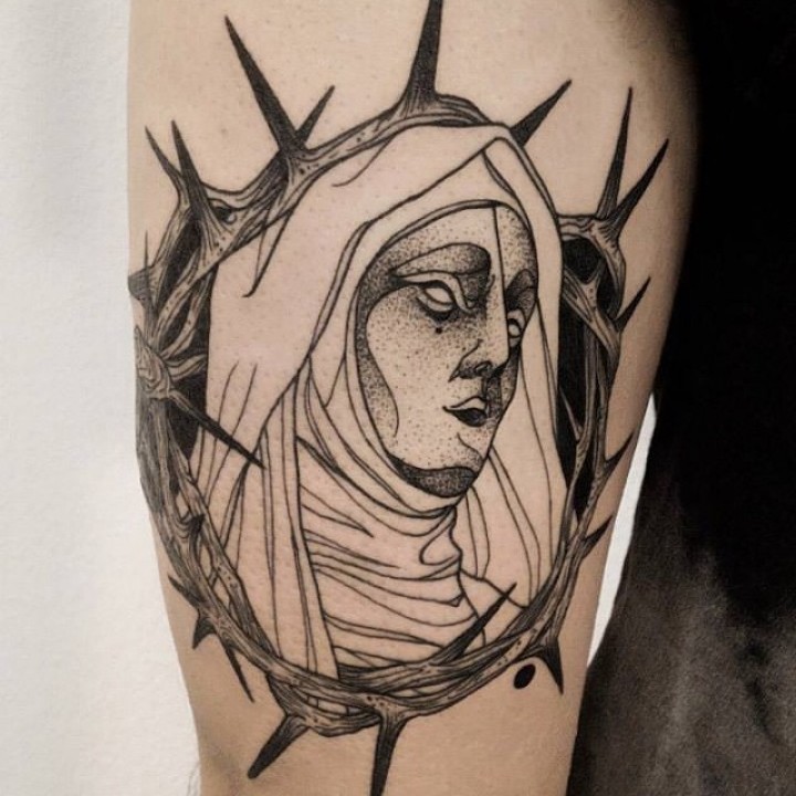 Estilo dramático dotwork pintado por Michele Zingales tatuaje de mujer religiosa