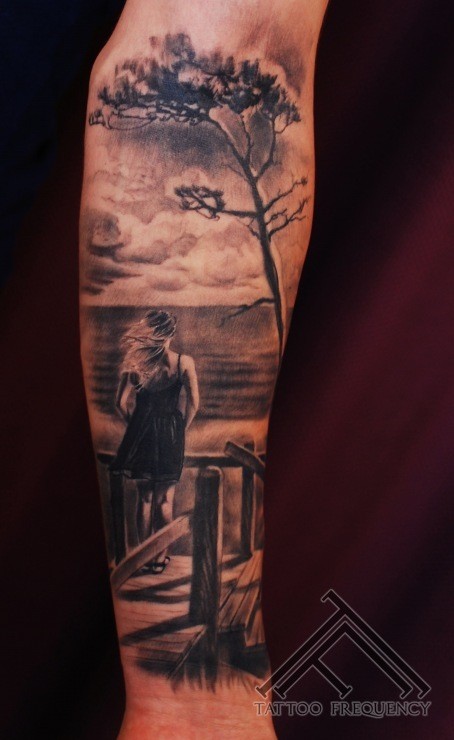 Tatuaje en el antebrazo, chica en la orilla del mar, diseño muy realista