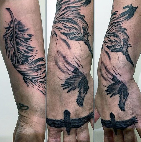 drammatico stile dipinto inchiostro nero con corvo e piume grande tatuaggio su polso