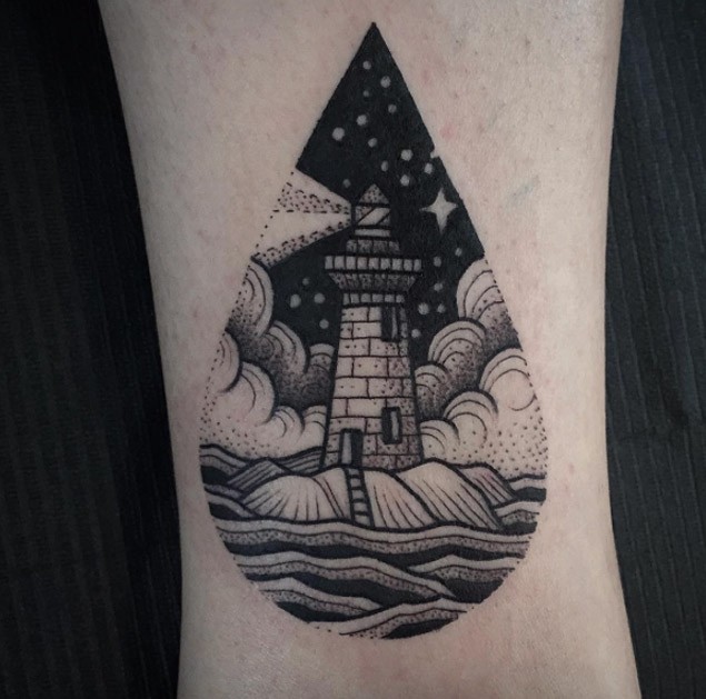Tropfenförmiger Leuchtturm schwarzweißes Tattoo im Gravur Stil