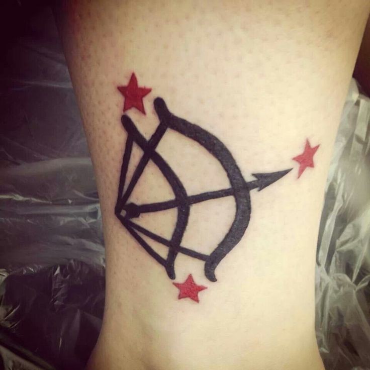 cacciatore oscuro arco e freccia tatuaggio con stelle su gamba
