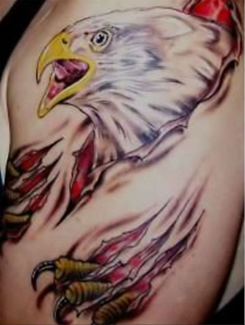 Tatuaje en el pecho, águila que rasga la piel
