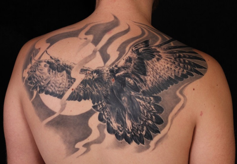 Tatuaje en la espalda, águila que vuela