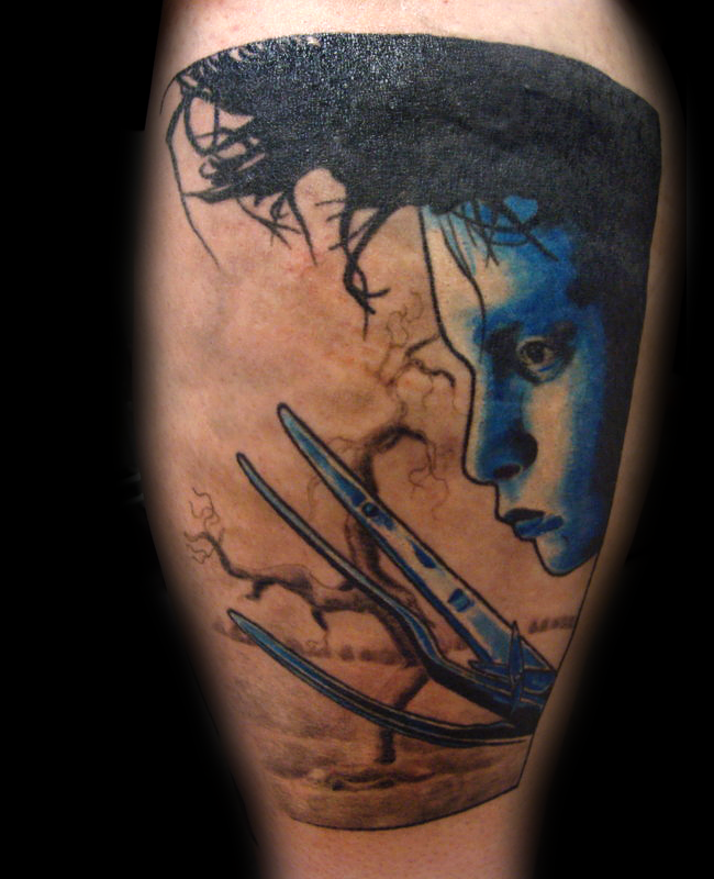 Edward mit den Scheren und Baum farbiges Tattoo