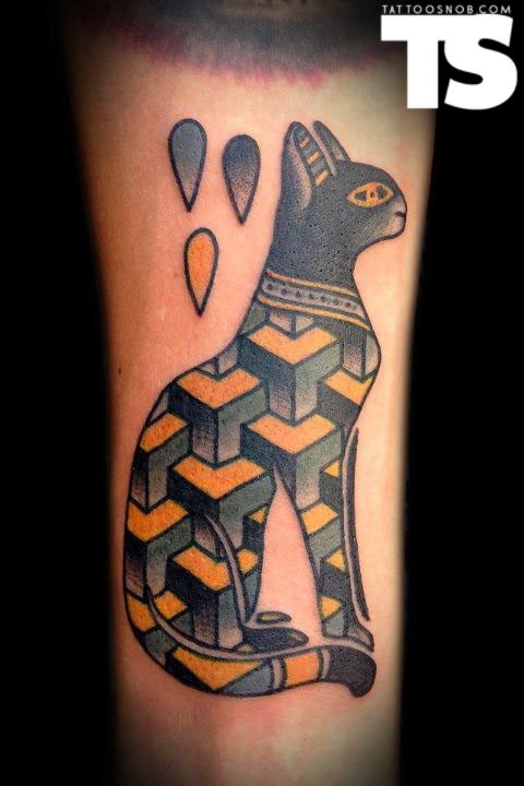 Ägyptische Art farbige Tätowierung der Katze stilisiert mit geometrischen Abbildungen