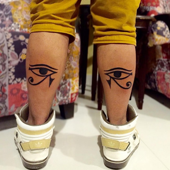 Tatuaje en la pierna, símbolo egipcio ojo de Horus, tinta negra