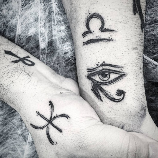 Ägyptische und Tierzeichen spezielle Symbole mit schwarzer Tinte Tattoo an Armen im hausgemachten Stil