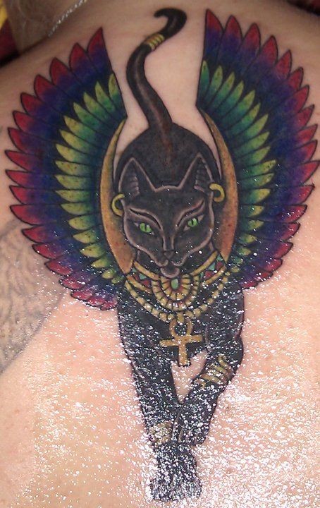 Tatuaje de un gato negro egipcio con alas de color.