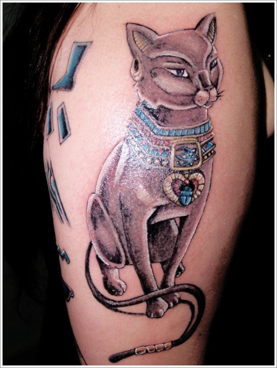 Tatuaggio bello colorato il gatto egiziano con il simbolo di potere
