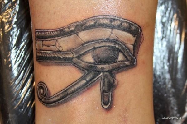Tatuaje en la pierna, ojo de horus