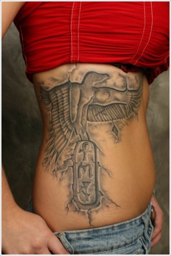 Ägyptischer Falke und Symbole Tattoo an Rippen