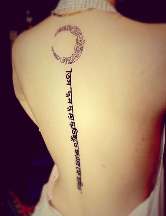 Eleganter schöner Mond und Sanskrit Tattoo am Rücken