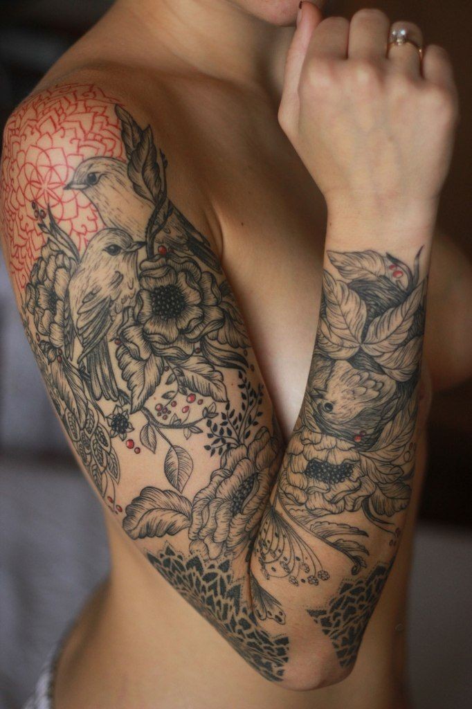 Tatuaje en el brazo,
 aves bonitas y flores