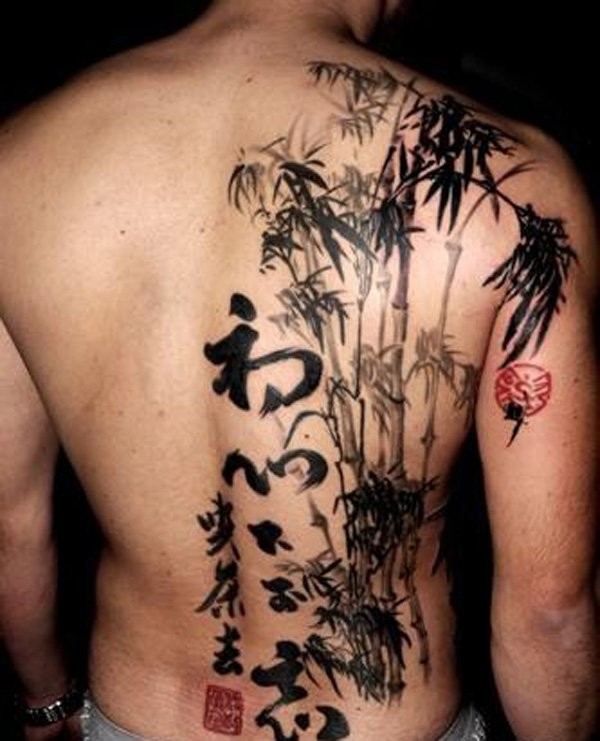 Tatuaje en la espalda, jeroglíficos y bambú negro