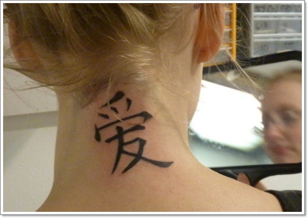 elegante geroglifici tatuaggio nerosulla nuca