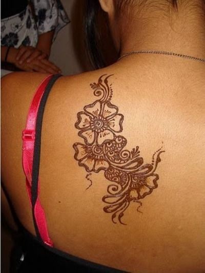 Elegantes schwarzes Blumenmuster Tattoo am Rücken
