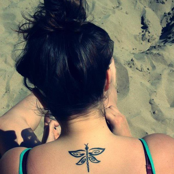 Tatuaje en la espalda,
libélula hermosa, contornos negros