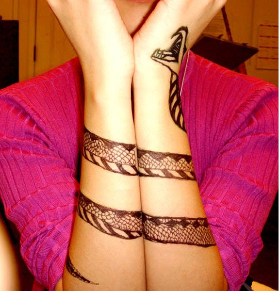 elegante tatuaggio serpente inchiostro nero sulle braccia