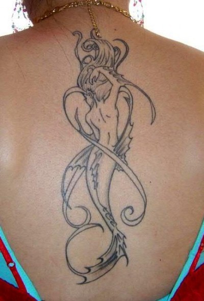 elegante linee nere sirena tatuaggio sulla schiena per ragazza