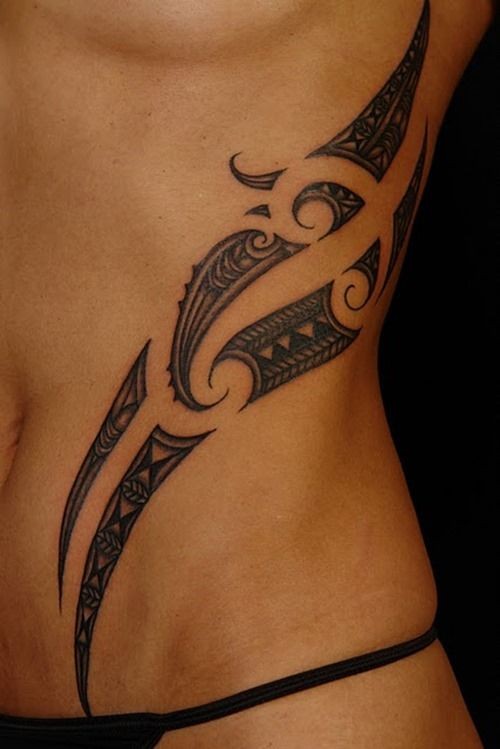 elegante nero tatuaggio polinesiano sulle costolette