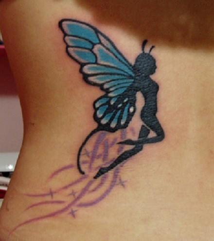 Tatuaje de hada negra con alas azules en la espalda