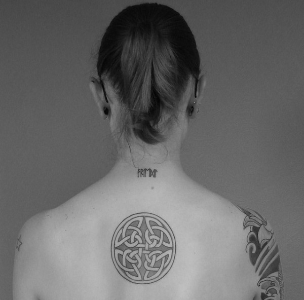 Tatuaje en la espalda, nudo celta clásico