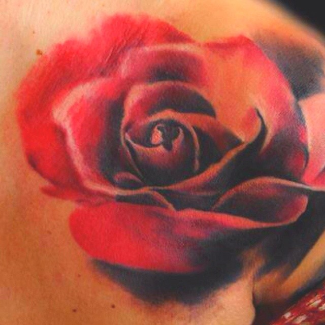 Tatuaje en el hombro, rosa roja elegante