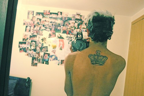 corona elegante reale tatuaggio sulla schiena per uomo