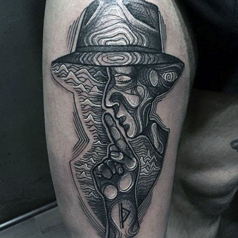 Elegantes Design schwarzweißes 3D Tattoo mit mystischem Mann am Oberschenkel