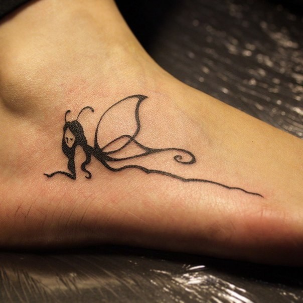 Tatuaje en el pie, hada elegante, líneas finas negras