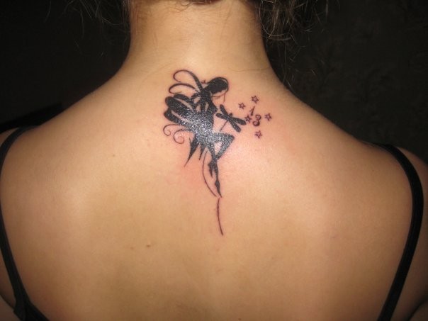 Tatuaje en la espalda,
silueta de hada grácil
